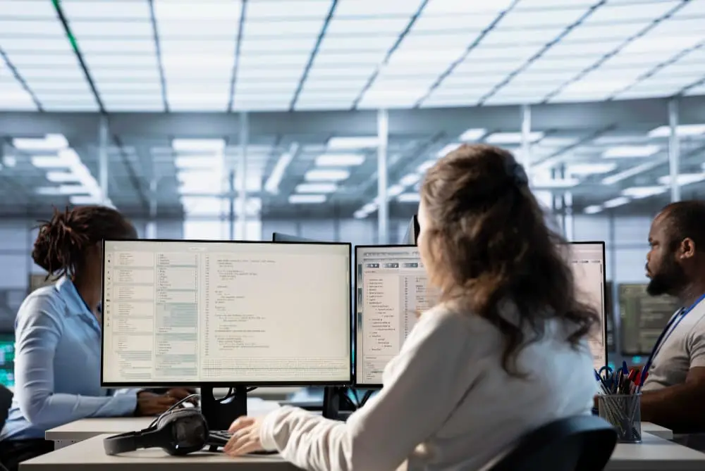 IT-professionals werken aan Business Central ERP-implementatie op kantoor