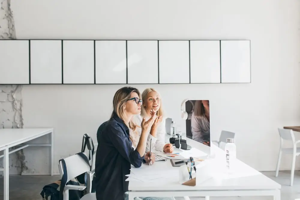 Consultancybedrijf medewerkers in kantoor met videoconferentie