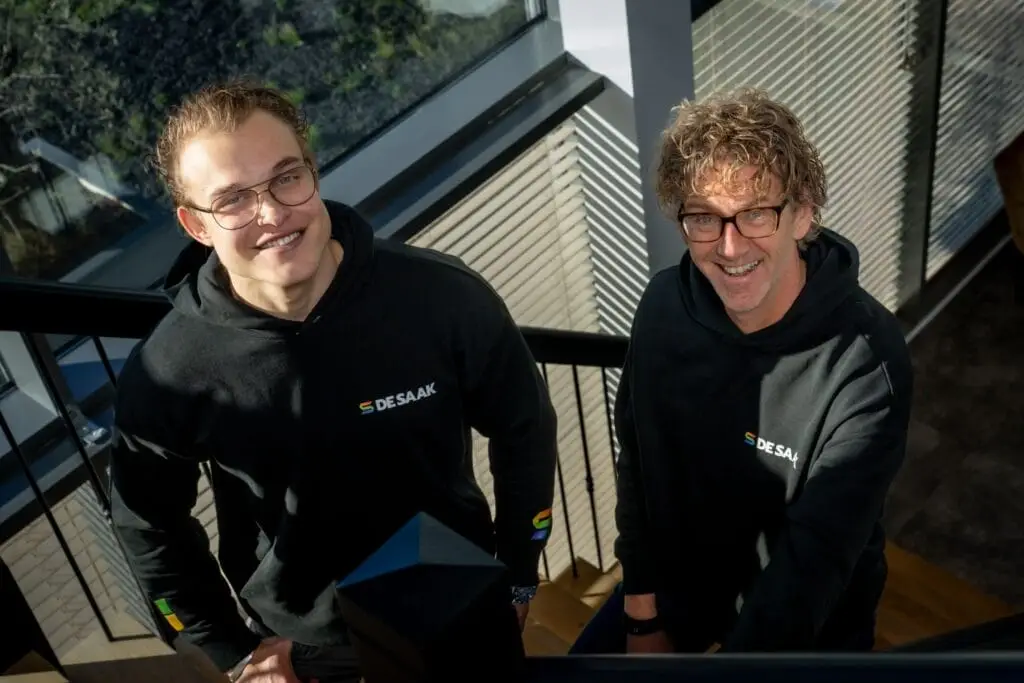 De Saak teamleden buiten kantoor in bedrijfskleding