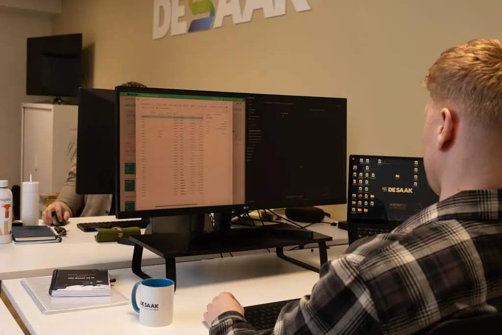 Youri analyseert Business Central ERP-data in De Saak kantoor
