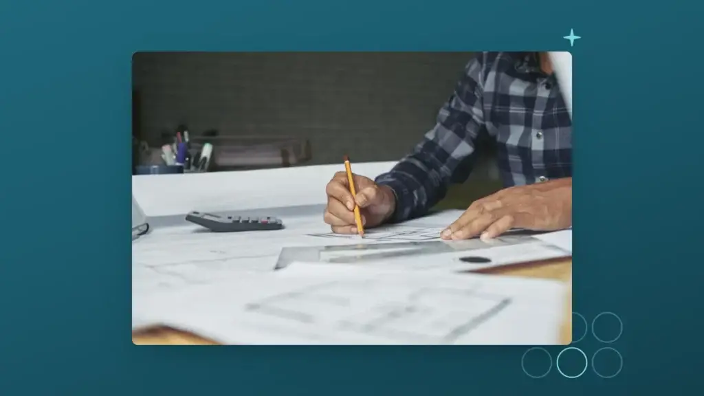 Architect die met potlood aan een bouwtekening werkt