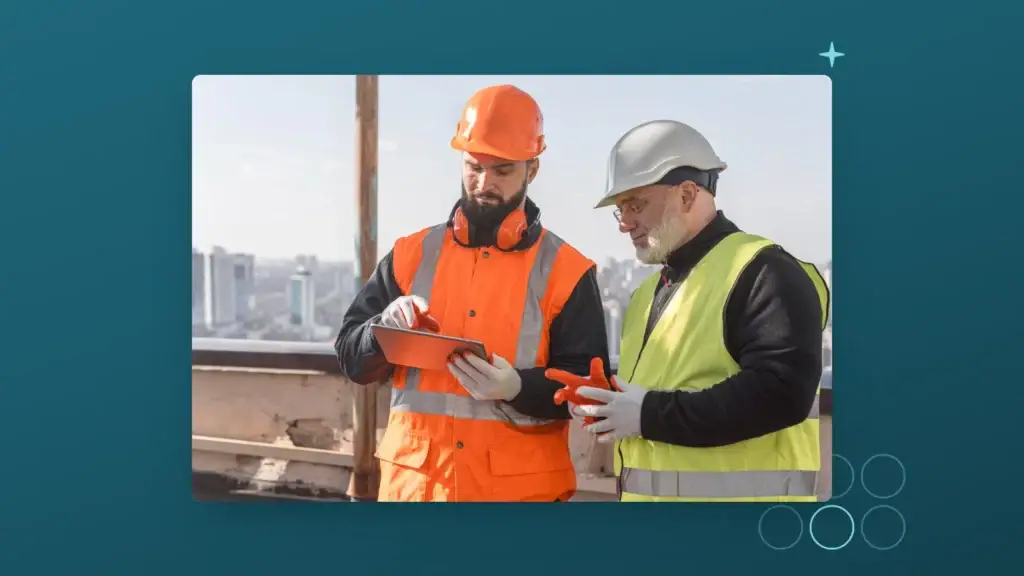 Aannemer en uitvoerder bekijken samen projectinformatie op een tablet op de bouwplaats