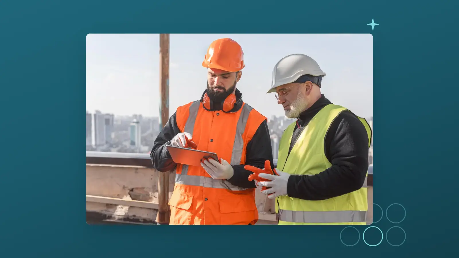 Aannemer en uitvoerder bekijken samen projectinformatie op een tablet op de bouwplaats