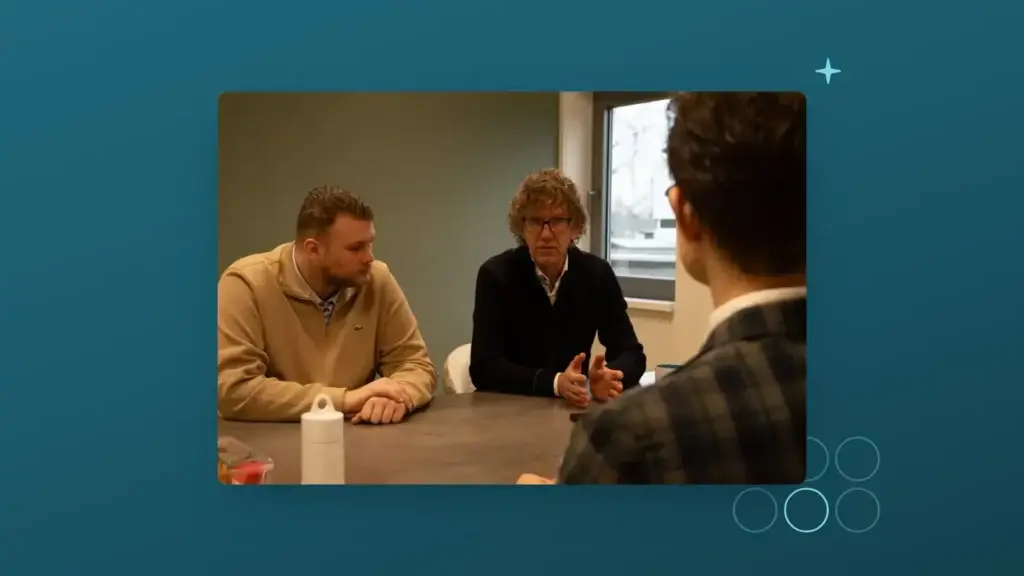 Adviseur van De Saak in overleg met een klant aan tafel