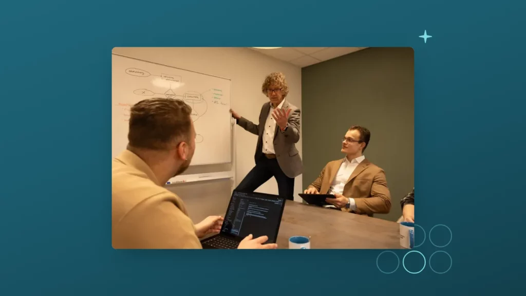 Team van De Saak bespreekt processen aan het whiteboard