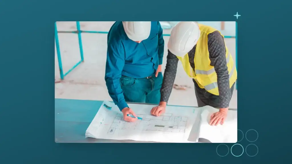 Twee uitvoerders met helm bekijken samen de bouwtekening op de bouwplaats