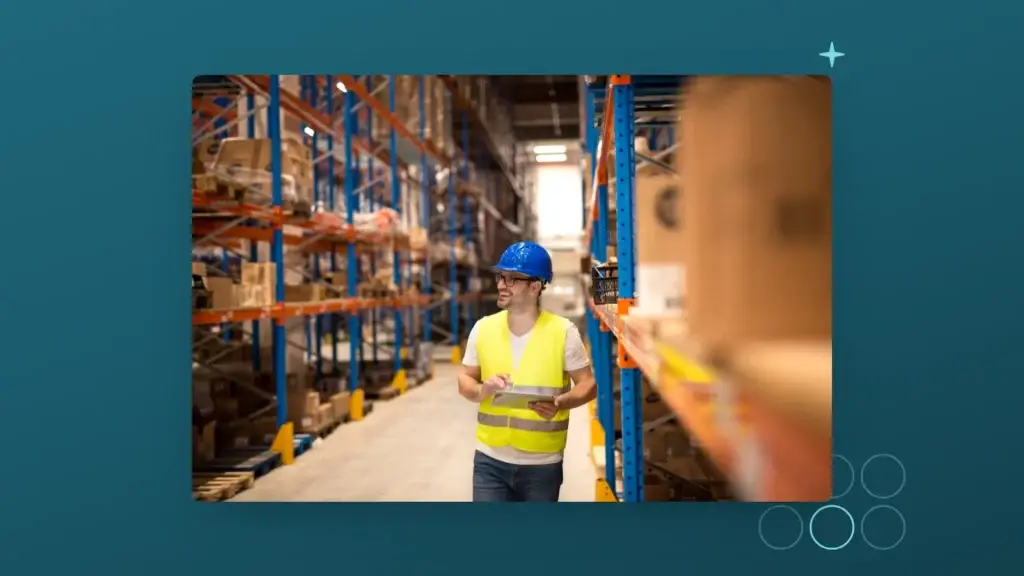 Medewerker aan het werk in een magazijn met stellingen vol voorraad